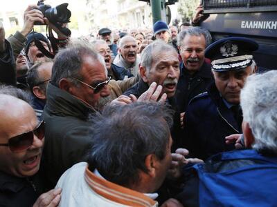 Συνταξιούχοι πέταξαν αβγά στο Υπουργείο Εργασίας