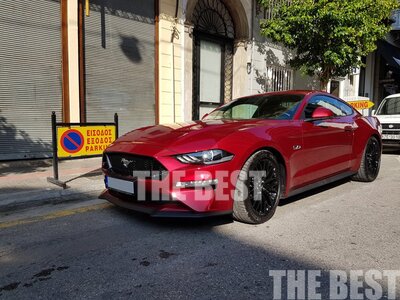 Η κατακόκκινη Ford Mustang GT που μαγνήτ...