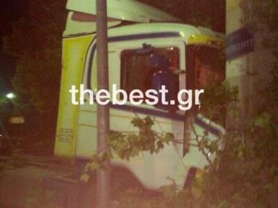 Πάτρα: Νταλίκα καρφώθηκε σε κολώνα στο κ...