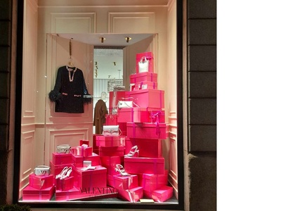 Valentino με δώρα σε statement pink
