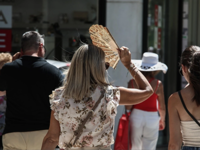 Καύσωνας: Έκτακτα μέτρα σε δημόσιο και ι...