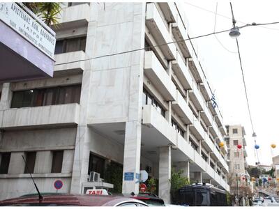 Πάτρα: Έβγαλε μαχαίρι να καρφώσει τη γυν...