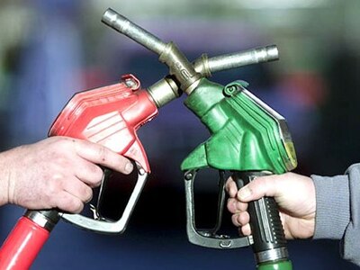 Μεγάλες ουρές στα πρατήρια της Πάτρας πο...