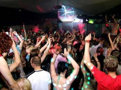 Ανιψιός υπουργού διοργανωτής πάρτι με κό...