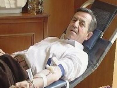 Έδωσαν αίμα στο γραφείο του Νικολόπουλου 