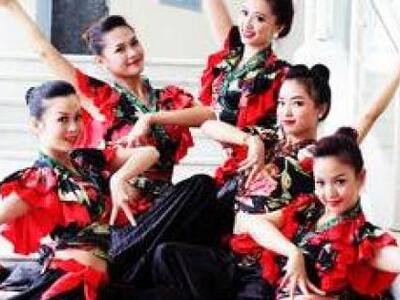 15 καλλιτέχνες γιορτάζουν την Πρωτοχρονι...