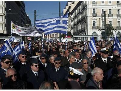 Οι ένστολοι διαμαρτύρονται έξω από το ΥΠ...