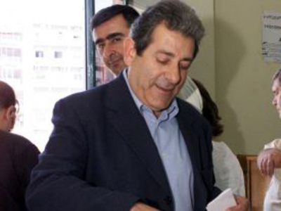 Ο Δήμαρχος Πατρέων καλλιεργεί και μοιράζ...