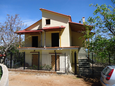 Πωλείται τριώροφη εξοχική κατοικία στο Π...
