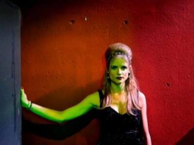 Άγριες μέλισσες: Η Δρόσω ως πόρνη στην Τ...