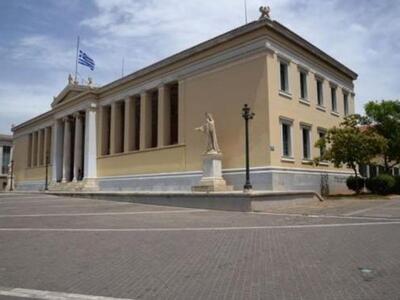 Πανό σήκωσαν φοιτητές στο γραφείο του πρ...