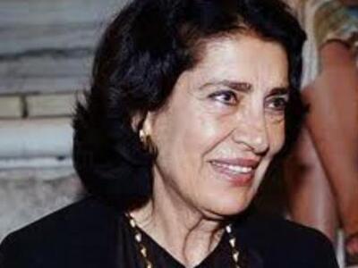 Απομονωμένη απο όλους κλεισμένη μέσα σε ...