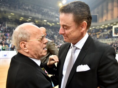 H αγκαλιά του Θανάση Γιαννακόπουλου στον Πιτίνο 