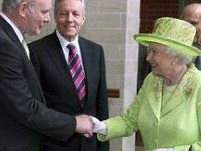 Η ιστορική χειραψία της βασίλισσας Ελισά...