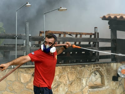 Φωτιές: Δύσκολη η κατάσταση στα Δερβενοχ...