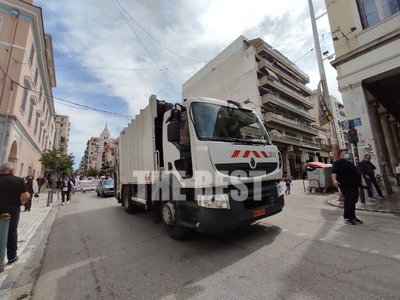 Πάτρα: Πορεία  με μπροστάρη ένα απορριμμ...