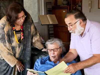 Ο Μίκης Θεοδωράκης αποχαιρετά τον Θάνο Μικρούτσικο