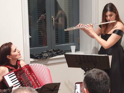 Αριστερά η Μαίρη Χρονοπούλου στο ακορντε...