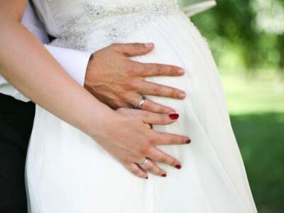 Ελληνίδες πωλούν στο Ίντερνετ τα νυφικά ...