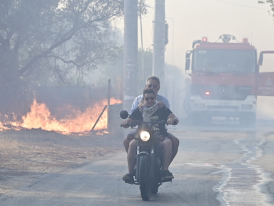 Πύρινη κόλαση στην Κερατέα: Ένας νεκρός στο Τογάνι- Καίγονται σπίτια και περιουσίες- «Βροχή» τα 112 για εκκενώσεις