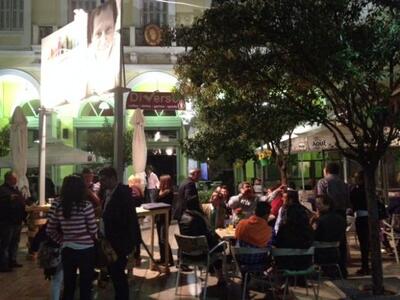 Κόσμος είναι συγκεντρωμένος στο εκλογικό...