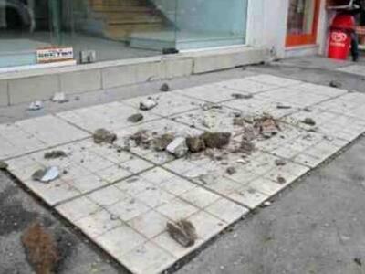 Πάτρα ΤΩΡΑ: Βρέχει... σοβάδες στην οδό Μαιζώνος!