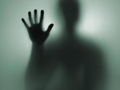 Έλληνας τραγουδιστής μπαινοβγαίνει σε κλ...