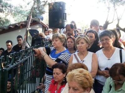 Πάτρα: Οι πιστοί συρρέουν για  να δούνε ...