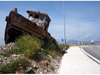 Πάτρα: Τι κάνουν δυο πλοιάρια-φαντάσματα...