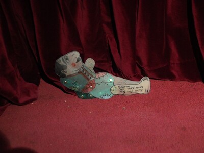 Ένα σημείωμα, ένα λουλούδι, μια φιγούρα ...