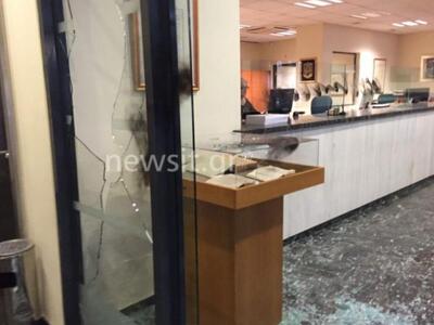 Εισβολή κουκουλοφόρων στον Συμβολαιογραφ...