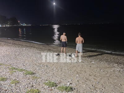 Πλαζ Πάτρας: Το νυχτερινό μπάνιο για κάπ...