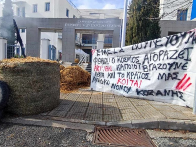 Αγρότες: Παραμένουν στα μπλόκα με το βλέ...