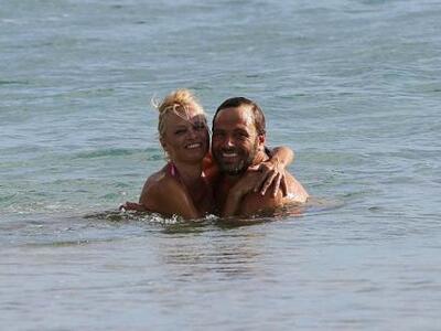 Η Pamela Anderson διατηρεί απίστευτη κορ...