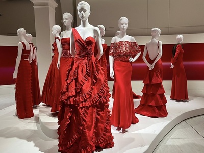 Η κατακόκκινη ιστορία του Valentino έχει...