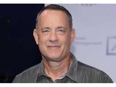 Ο 58χρονος Τομ Χανκς κολύμπησε από την Π...