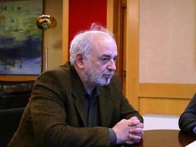 Ο πρόεδρος του Ανοικτού Πανεπιστημίου ζη...