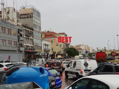 Κυκλοφοριακό κομφούζιο στο κέντρο της Πά...