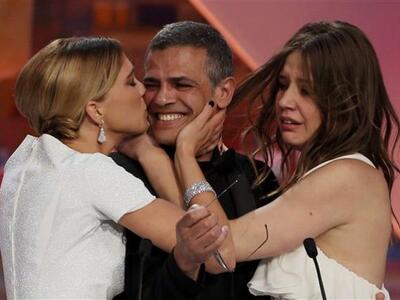 Συγκινημένες οι δύο νεαρές πρωταγωνίστρι...