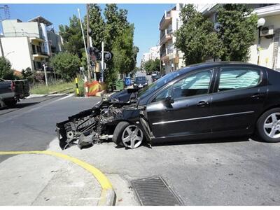 Θεσσαλονίκη: Κόλλησε το αυτοκίνητό του σ...
