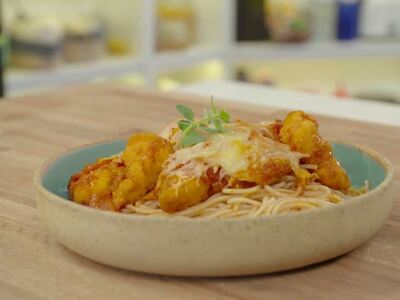 Κοτομπουκιές με μακαρόνια & τυρένια σάλτσα