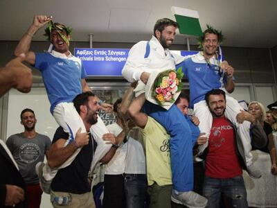 Ξεφάντωμα στο αεροδρόμιο στην υποδοχή τω...