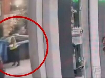  Πάτρα: Η στιγμή που αυτοκίνητο συγκρούε...