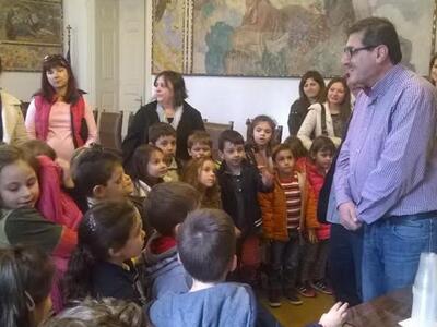 Πάτρα: Στο Δημαρχείο το πρωί τα παιδάκια...