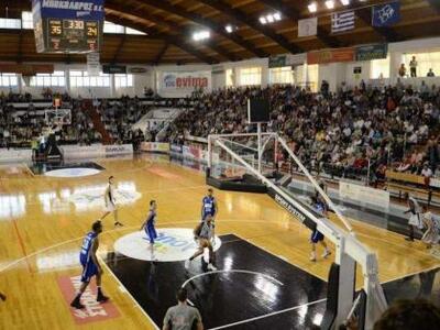 O Απόλλωνας δίνει συγχαρητήρια στον κόσμο του