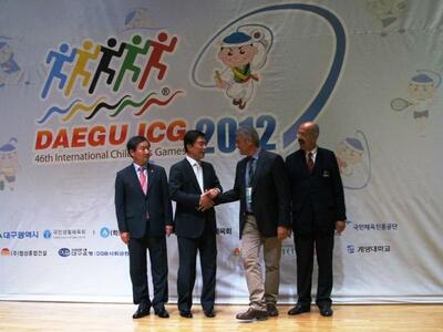 Ο Νίκος Κωστόπουλος  ανταλλάσει χειραψία...