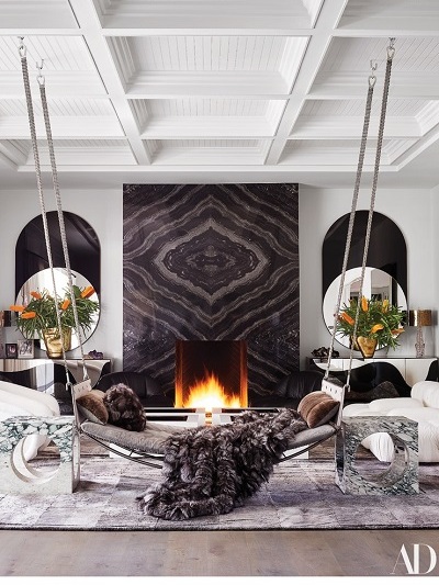 Το family room με τους στρογγυλούς καθρέφτες