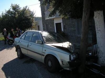 Καμαρούλα  Αγρινίου: Ι.Χ. καρφώθηκε σε δέντρο 