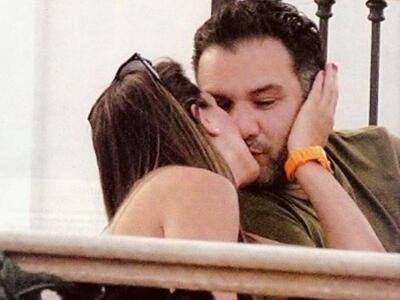 Τα δημόσια φιλιά του Αρναούτογλου με τη ...