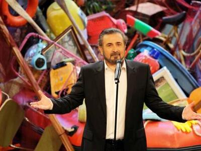 Ο Λάκης Λαζόπουλος σατιρίζει την επικαιρ...